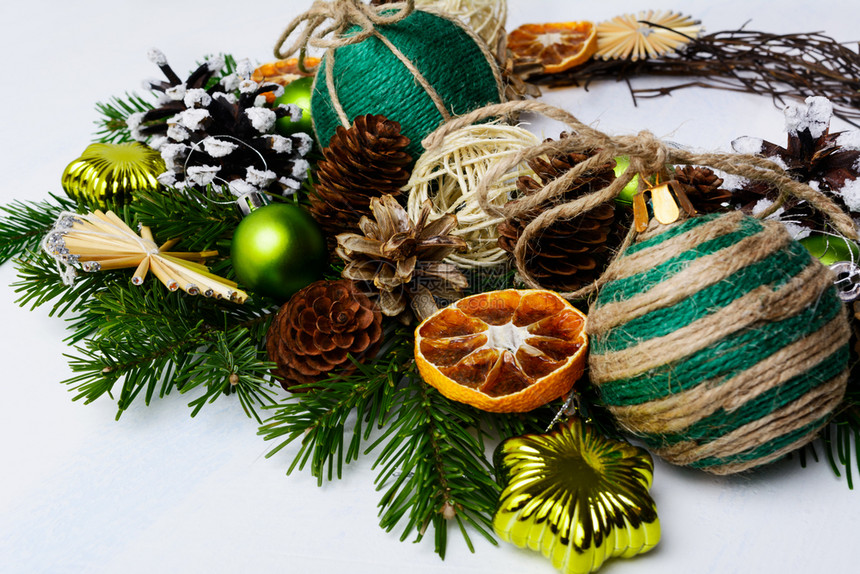 与生锈装饰品和干橙片的圣诞节安排日装饰配有fir树枝图片