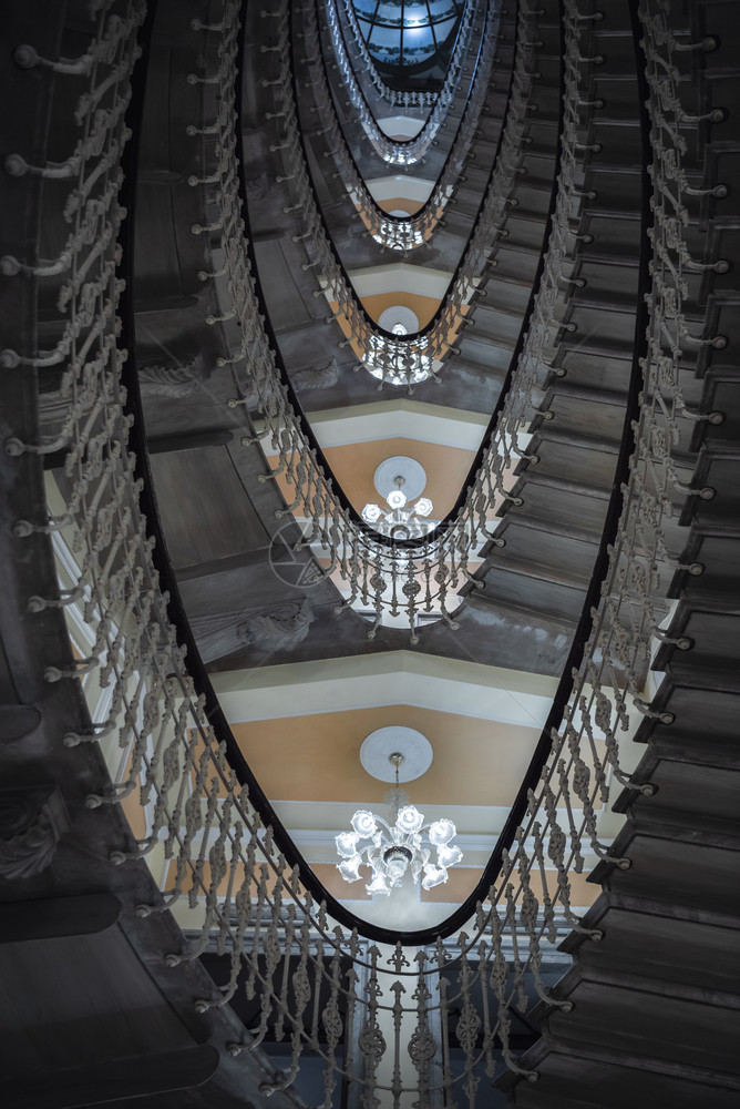 每层楼上都有高深厚的楼梯以几何形数字为模式从下往看在意大利的吉诺亚一家旅馆里图片