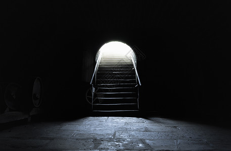 恐怖楼梯中世纪地下室完全黑暗出口有强光背景