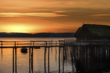 以木柱建在水面上波德西湖日落时在厄尔丁穆多夫德国图片