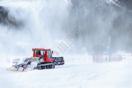 现代制雪机进入制造的暴在阿尔卑斯山脉在奥特里亚的hrwald图片