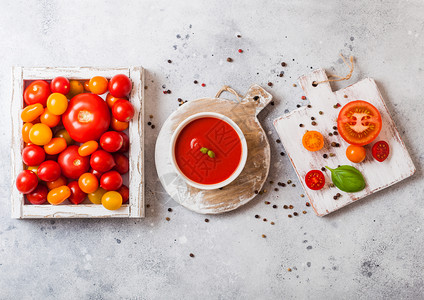 玻璃新鲜有机番茄糊新鲜生西红柿烤肉和胡椒图片