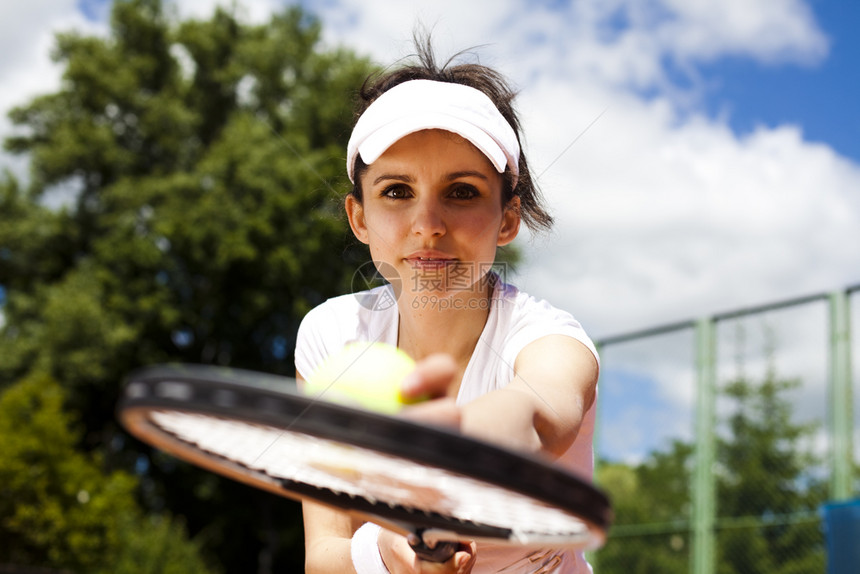 在法庭上打网球的女孩图片