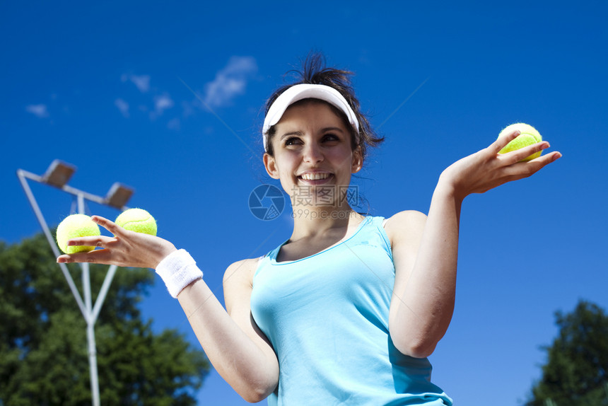 在法庭上打网球的女孩图片
