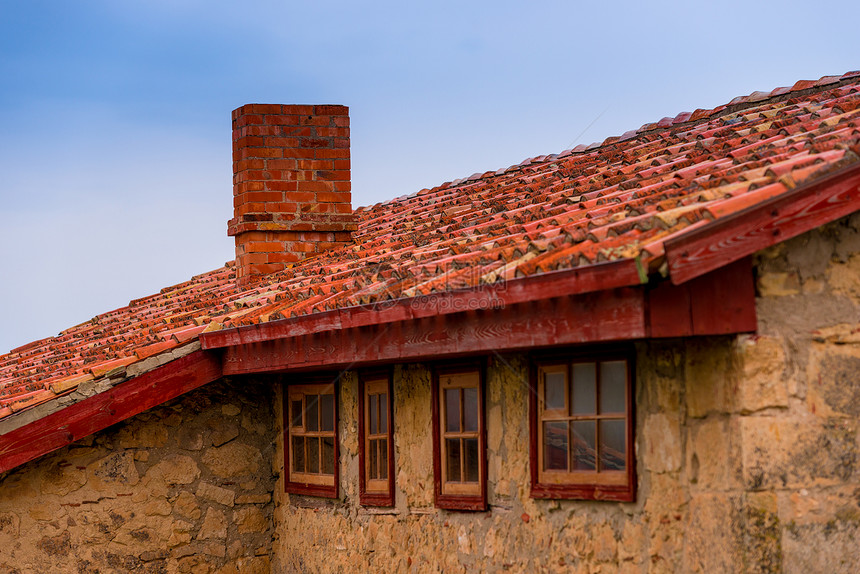 一座农村房屋的顶紧靠蓝天图片