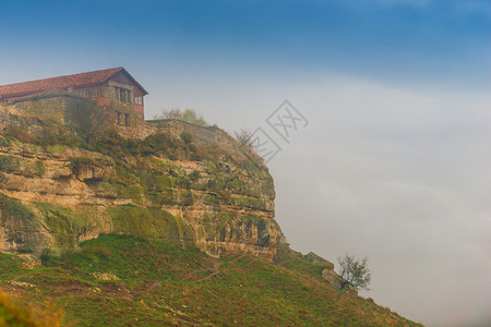 与古城丘富特卡勒的建筑一起悬崖的风景在雾秋天克里米亚俄鲁西图片