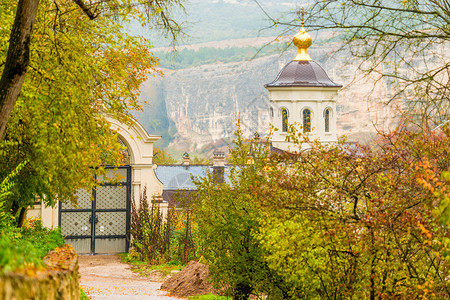 在巴赫奇萨雷克里米亚俄罗斯的一个洞穴城市背景中的修道院图片
