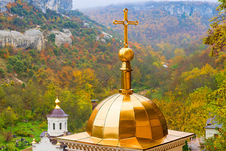 金色圆顶圆顶上紧的与十字东正教堂背景