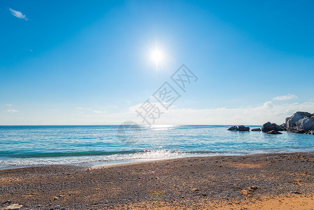 明亮的中日阳光在清澈的海水之上可以看到地平线海景背景图片