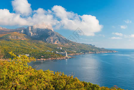 海湾和山峰的顶端风景阳光明媚的一天美丽乌云图片