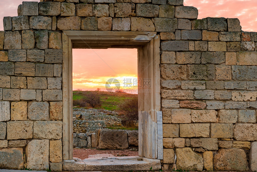 黑海附近日落时古代人文建筑元素红天背景上美丽的废墟图片
