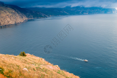 在风暴前的海湾和山顶端飞舞天空图片