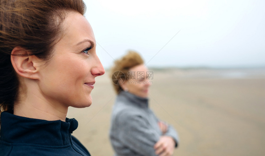 秋天有两名女在海边看两名女在边看图片