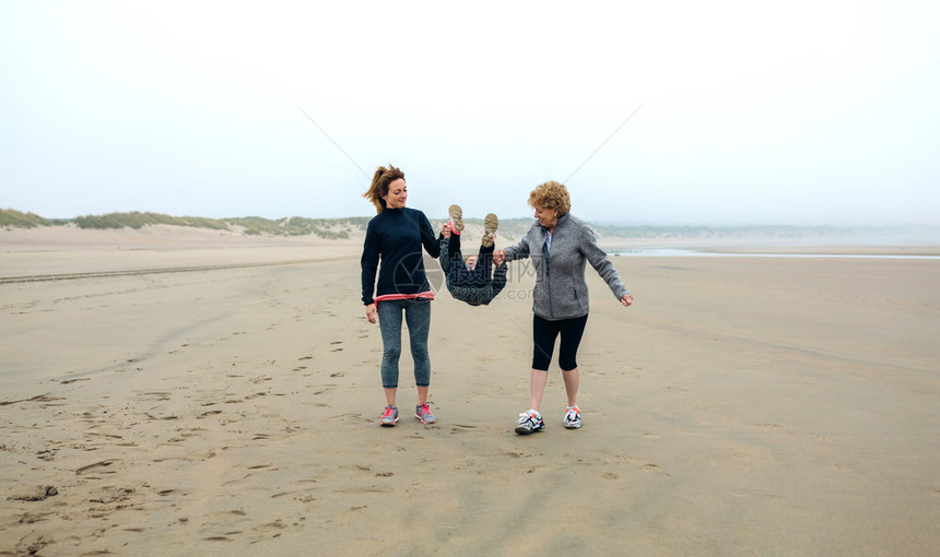三代女秋天在海滩上行走三代女在海滩上行走图片