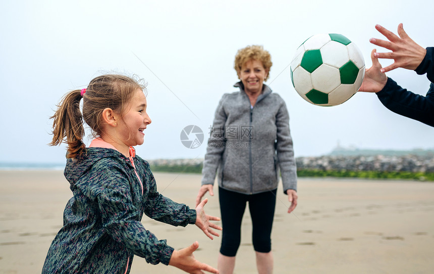 三代女秋天在海滩玩耍三代女在海滩玩耍图片