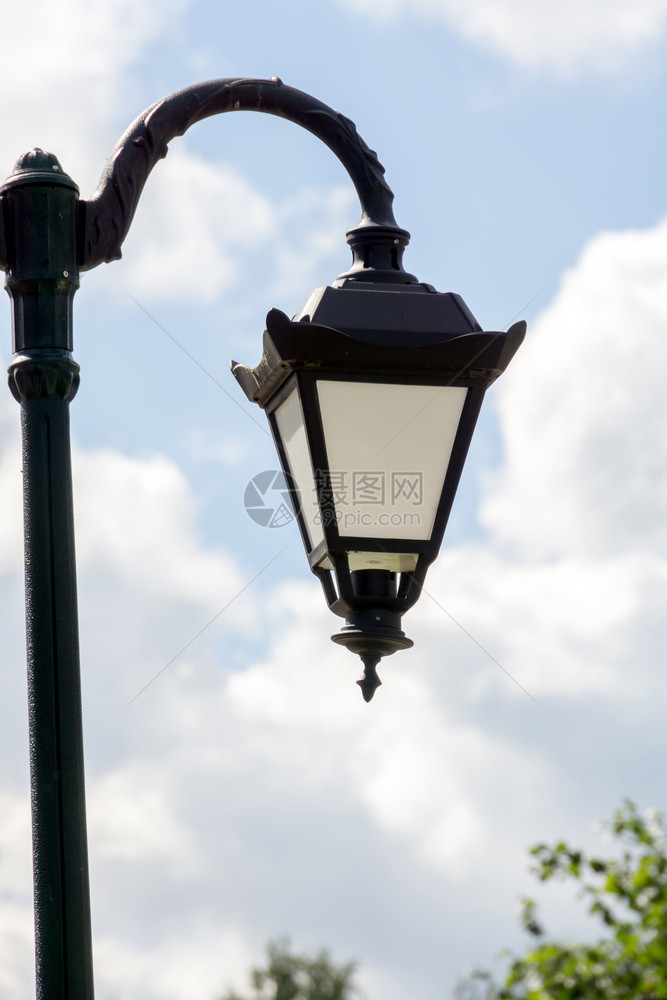 在阳光明媚的一天城市公园里有古老的街灯图片