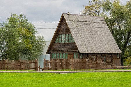 传统农村建筑旧木屋和栅栏图片