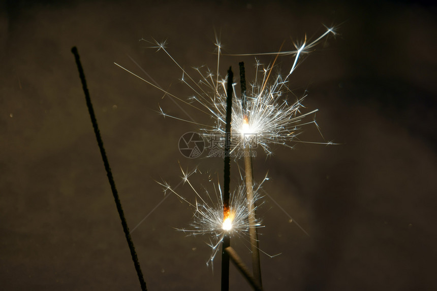 夜间燃烧的的圣诞火花图片