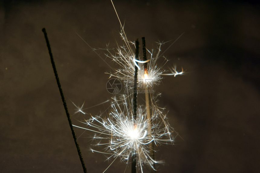 夜间燃烧的的圣诞火花图片