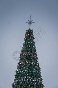 圣诞节时装饰着多彩球的fir树背景图片