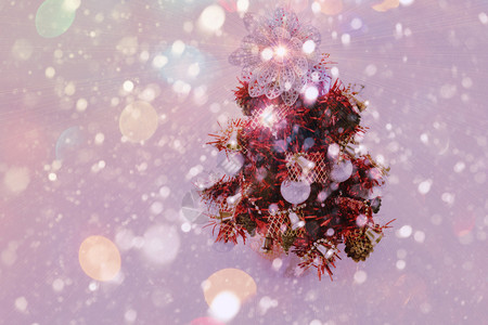 红色圣诞树和落雪的多彩图象图片
