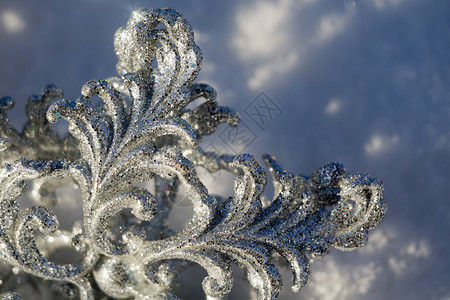 装饰银雪花闪发光亮于新鲜的白雪上图片
