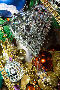 圣诞树上多彩的装饰品背景背景图片