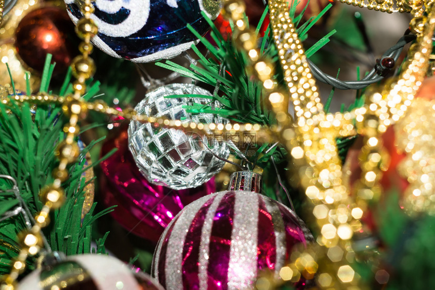 圣诞树上多彩的装饰品背景图片