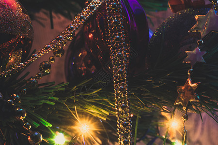 装饰傍晚圣诞树上多彩的装饰品背景设计图片