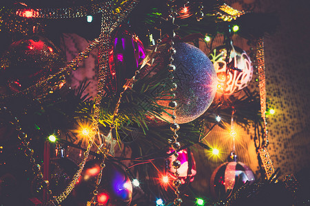 彩色圣诞装饰装饰的圣诞树和彩色的园林灯光过滤设计图片