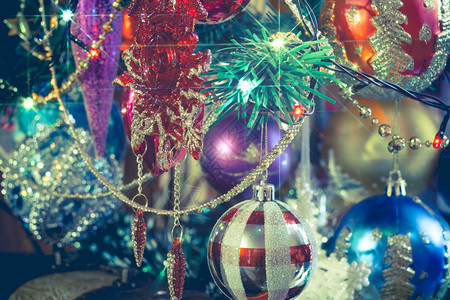 圣诞节或新年的树上面装饰灯光和玩具过滤背景图片