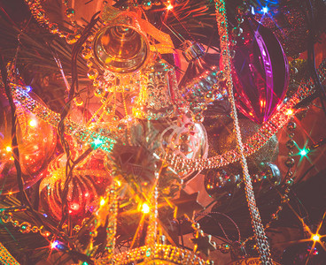圣诞狂欢节季圣诞节或新年的树上面装饰灯光和玩具过滤背景设计图片