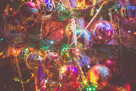 圣诞节或新年的树上面装饰灯光和玩具过滤背景图片