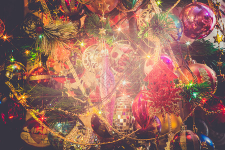 装饰傍晚圣诞节或新年的树上面装饰灯光和玩具过滤背景设计图片