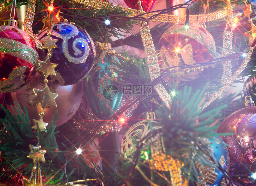 圣诞节或新年的树上面有装饰灯光和玩具图片