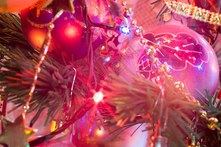 装饰傍晚圣诞节或新年的树上面有装饰灯光和玩具设计图片