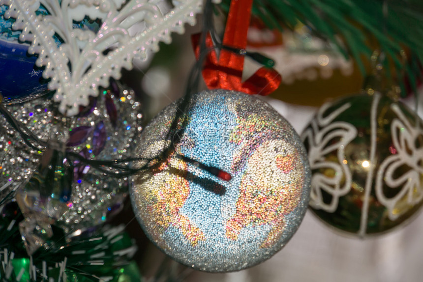 圣诞节树上装饰的假日背景图片