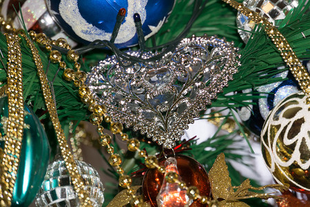 圣诞节树上装饰的假日背景背景图片