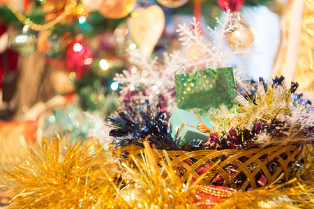 圣诞节树上装饰的假日背景背景图片