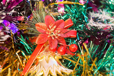 圣诞节树上装饰的假日背景图片