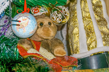 棕色猴子玩具和装饰的圣诞树图片