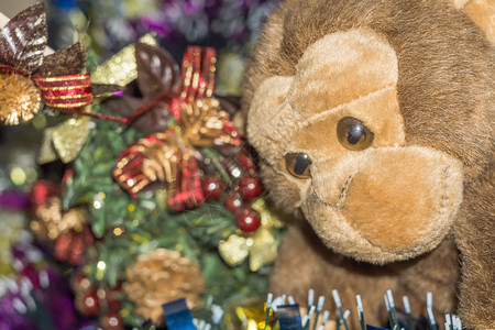 棕色猴子玩具和装饰的圣诞树图片