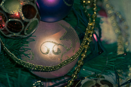 圣诞节树上装饰的假日背景古老的摄影效果背景图片