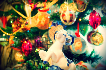 白陶瓷公羊背面有圣诞节装饰品反光效果图片
