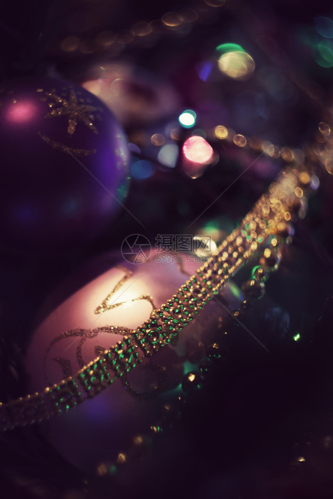 树上的圣诞装饰紫色的古董效应图片