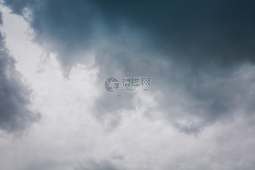雨前天空有浓厚的灰云图片