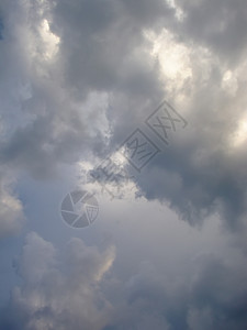 乌云自然背景的阴暗天空图片