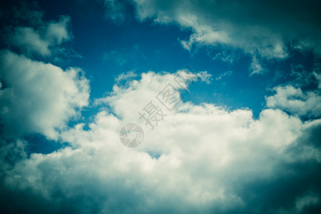 蓝色天空有温柔的乌云天然过滤背景背景图片