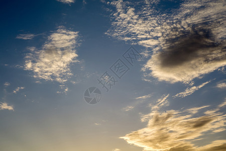 夏天的空有白云自然背景图片