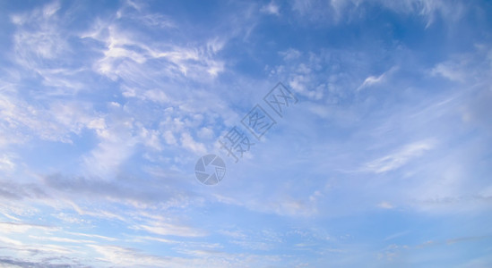 蓝色的夏日天空白云自然背景图片